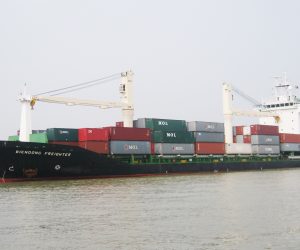 Tàu Biển Đông Freighter cứu 8 thuyền viên gặp nạn trên biển