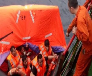 [Video] Tàu Biển Đông Freighter cứu hộ kịp thời 8 thuyền viên gặp nạn