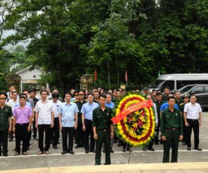 Tổng công ty Hàng hải Việt Nam về thăm và dâng hương tưởng niệm tại nghĩa trang quốc gia Vị Xuyên