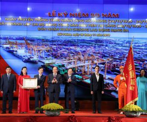 Thủ tướng dự Lễ kỷ niệm 90 năm Ngày truyền thống công nhân và trao Huân chương Lao động hạng Ba cho Cảng Hải Phòng