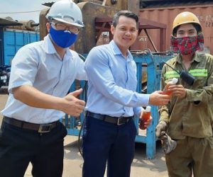 Tháng Công nhân năm 2020: Cảng Sài Gòn phát nước mát phát nước mát hỗ trợ người lao động làm việc