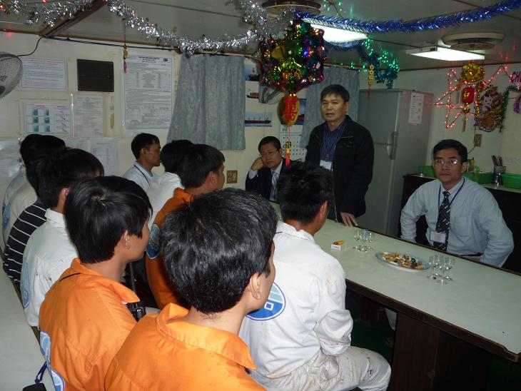 Leaders visit VOSCO, Tet Company shipsNew Year.